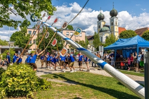 Maibaumaufstellen kl